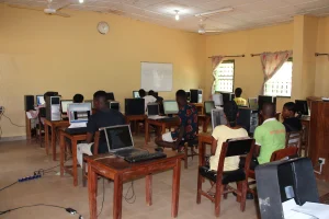 Amokwe-Nigeria VAN - Integration Schüler beim Computerunterricht